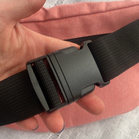 Maxtop NWOT unisex crossbody fanny style pack in coral. - Picture 9 of 10